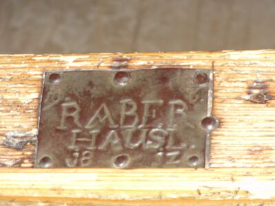 altes Kirchenbankschild in der Pfarrkirche Ramsau bei Berchtesgaden