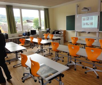 Modern ausgestattete Unterrichtsräume