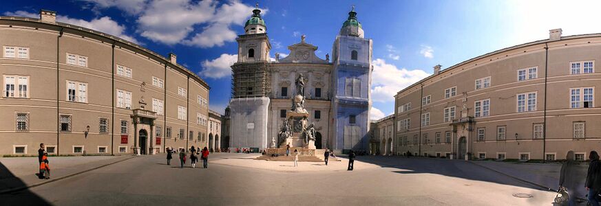 Dom und Domplatz mit Mariensäule