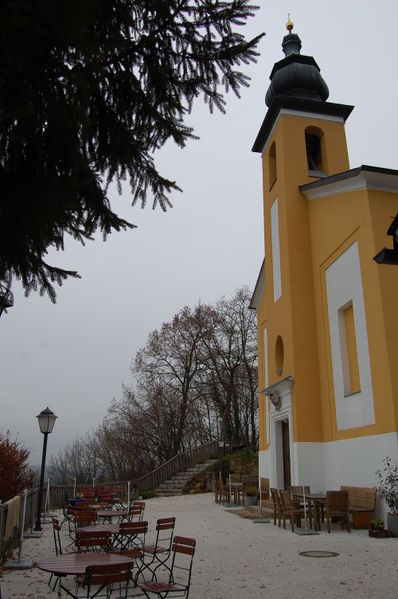 Datei:Gastgarten vor der Kirche.JPG