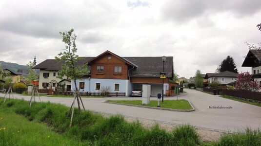 Ischlerbahnstraße am Beginn bei der Pfarrhofallee