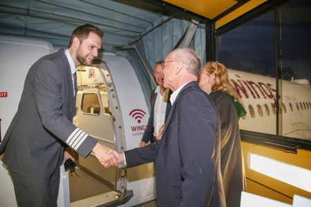 Landeshauptmann-Stellvertreter Christian Stöckl begrüßt Kapitän Bernhard Dallner des Airbus der Lufthansa-Tochter Eurowings aus Stuttgart.