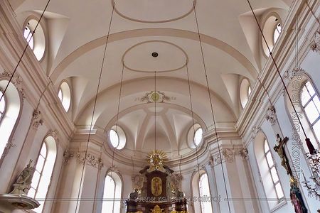 Blick zur Decke in Richtung Hochaltar.