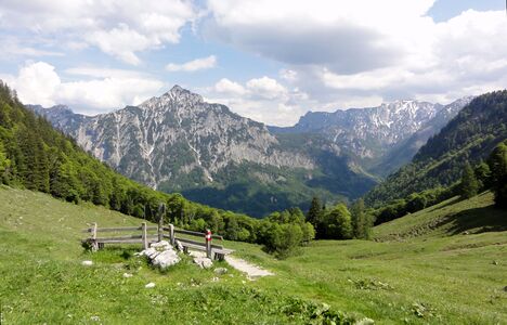 ein Platz zum Ausruhen mit Blick zum Rinnkogel am Ende der Bleckwandstraße vor der Wetzlerhütte