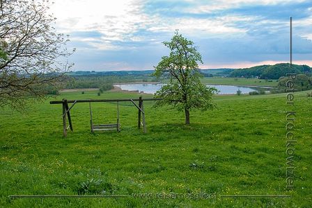 Seeleitensee in der Ferienregion Seelentium: der Blick geht nach Nordwesten, links bereits das Naturschutzgebiet Pfeiferanger im Ibmer Moor
