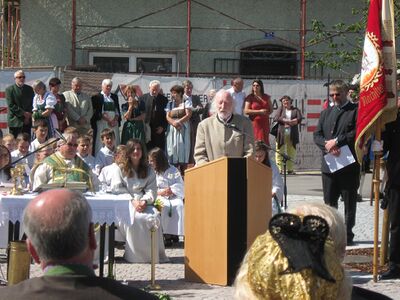 Karl Merkatz bei der Eröffnungsfeier für den neuen Irrsdorfer Dorfplatz