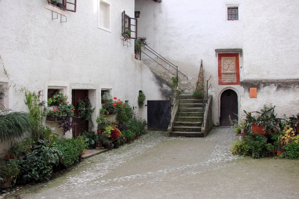 Datei:Hohensalzburg Hof.jpg