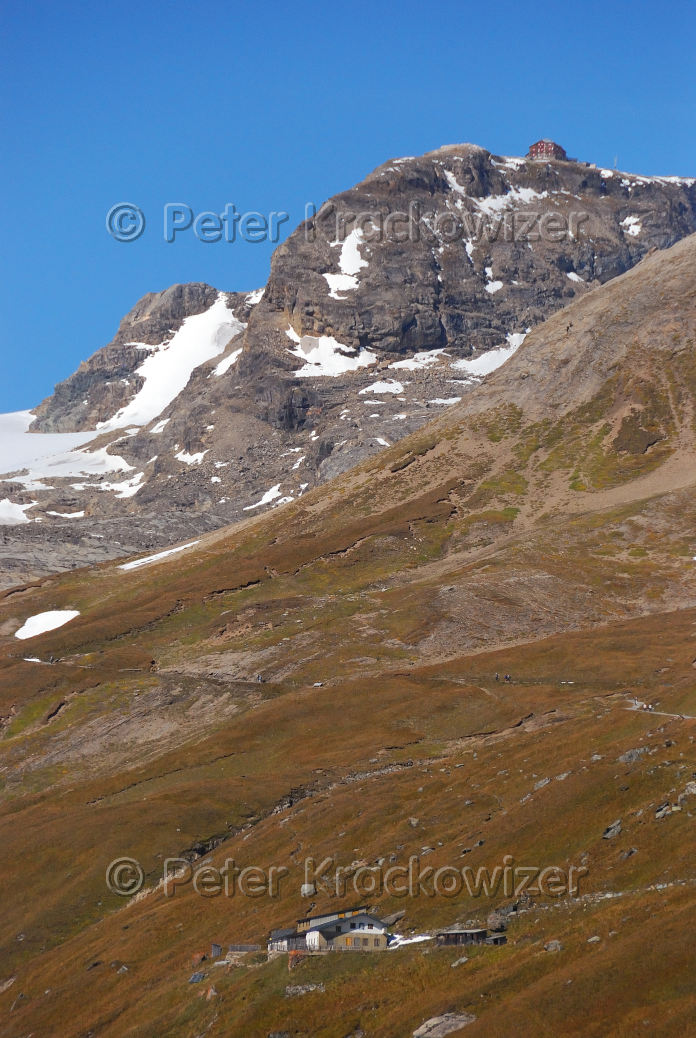 unten die Hofmannshütte, rechts oben beim Großen Burgstall die Oberwalder Hütte