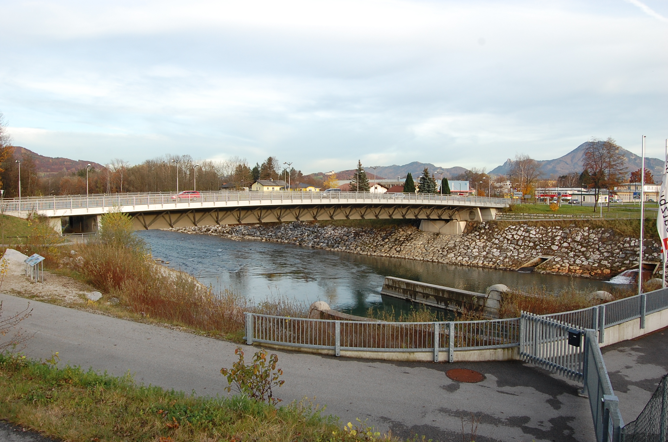Saalachbrücke in Liefering-Rott nach Freilassing, neben dem Kraftwerk Rott