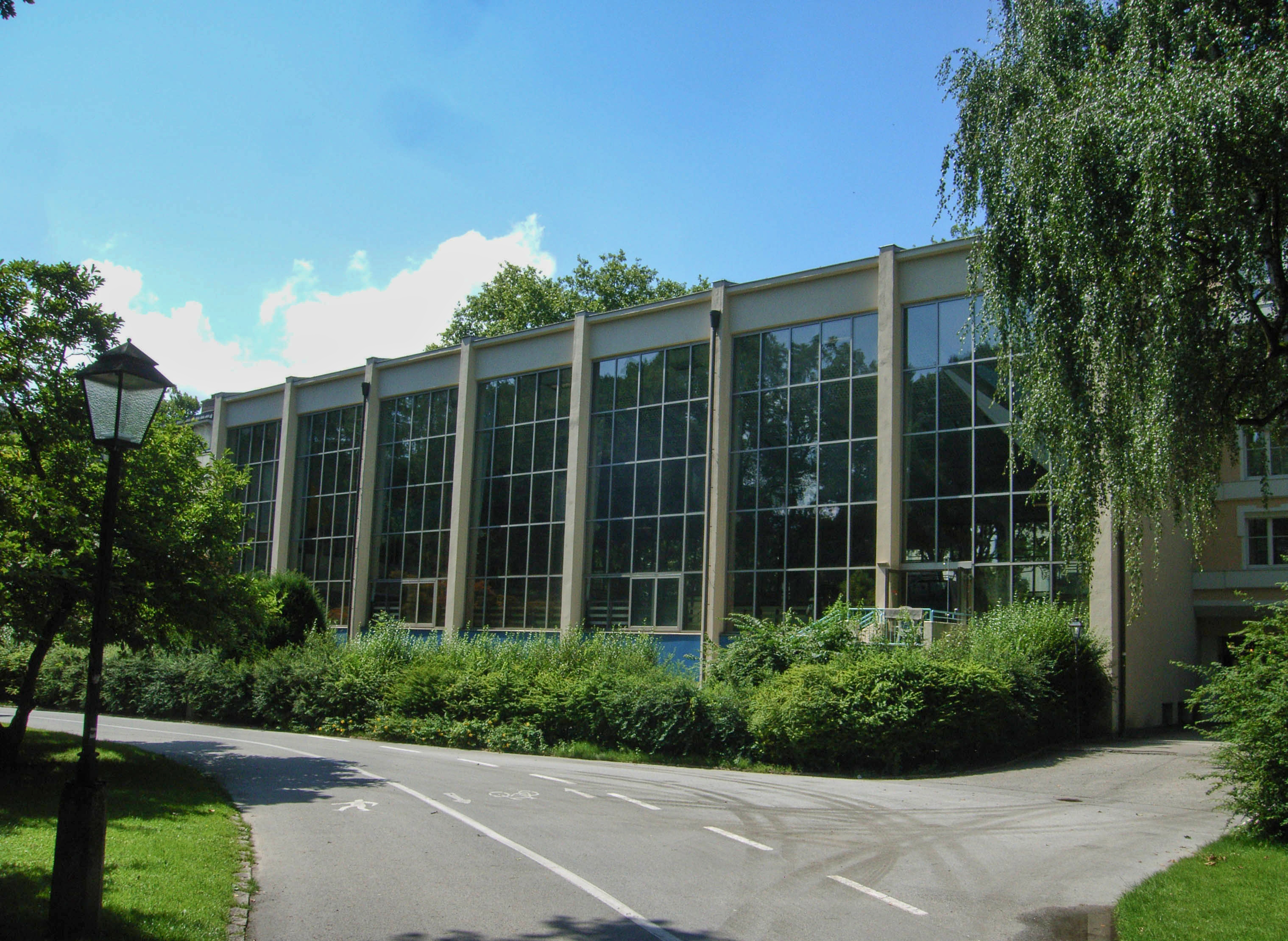 Das Paracelsusbad vom Kurpark aus gesehen