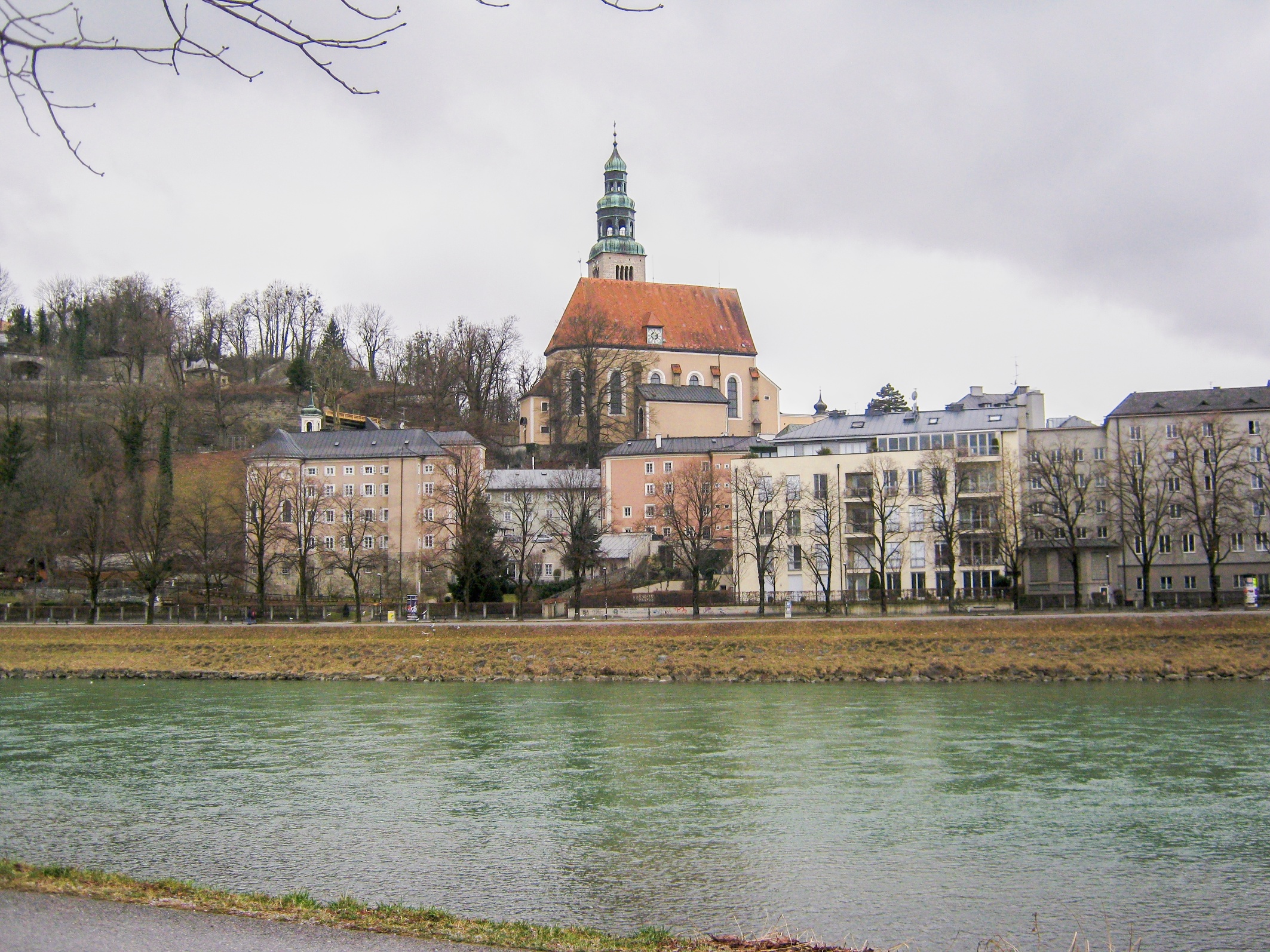 Die Müllner Kirche vom Müllner Steg aus gesehen; im Frühjahr 2012
