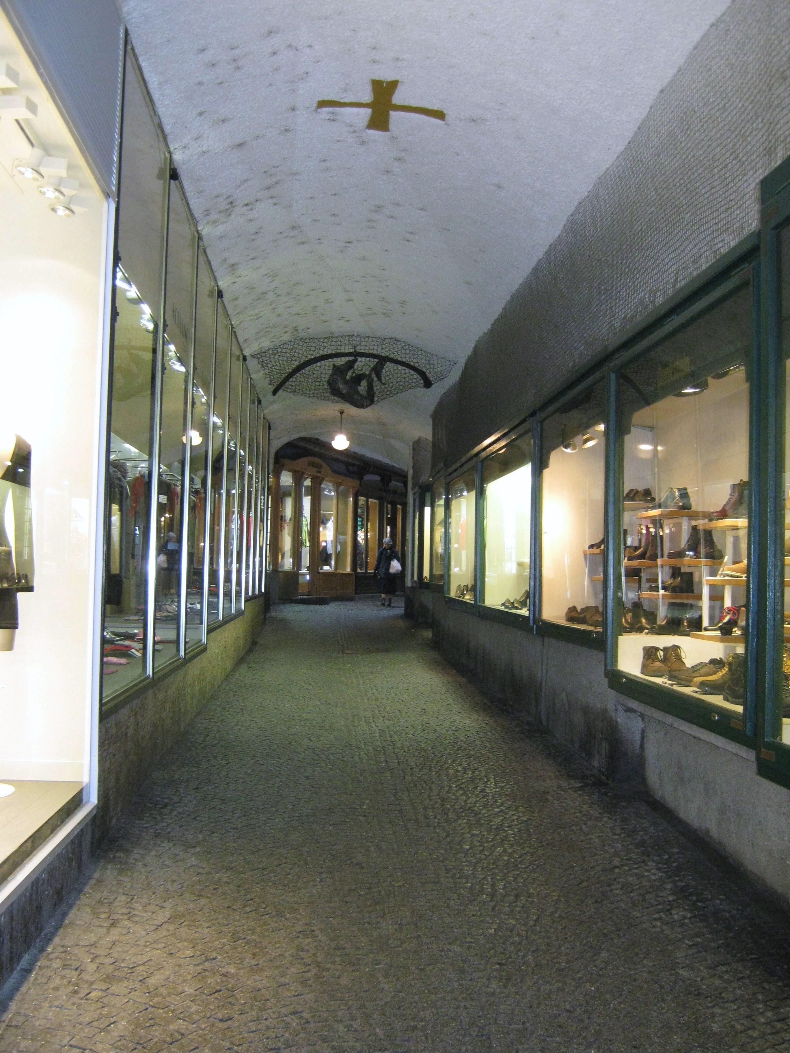 Das Schatz-Durchhaus von der Getreidegasse aus gesehen