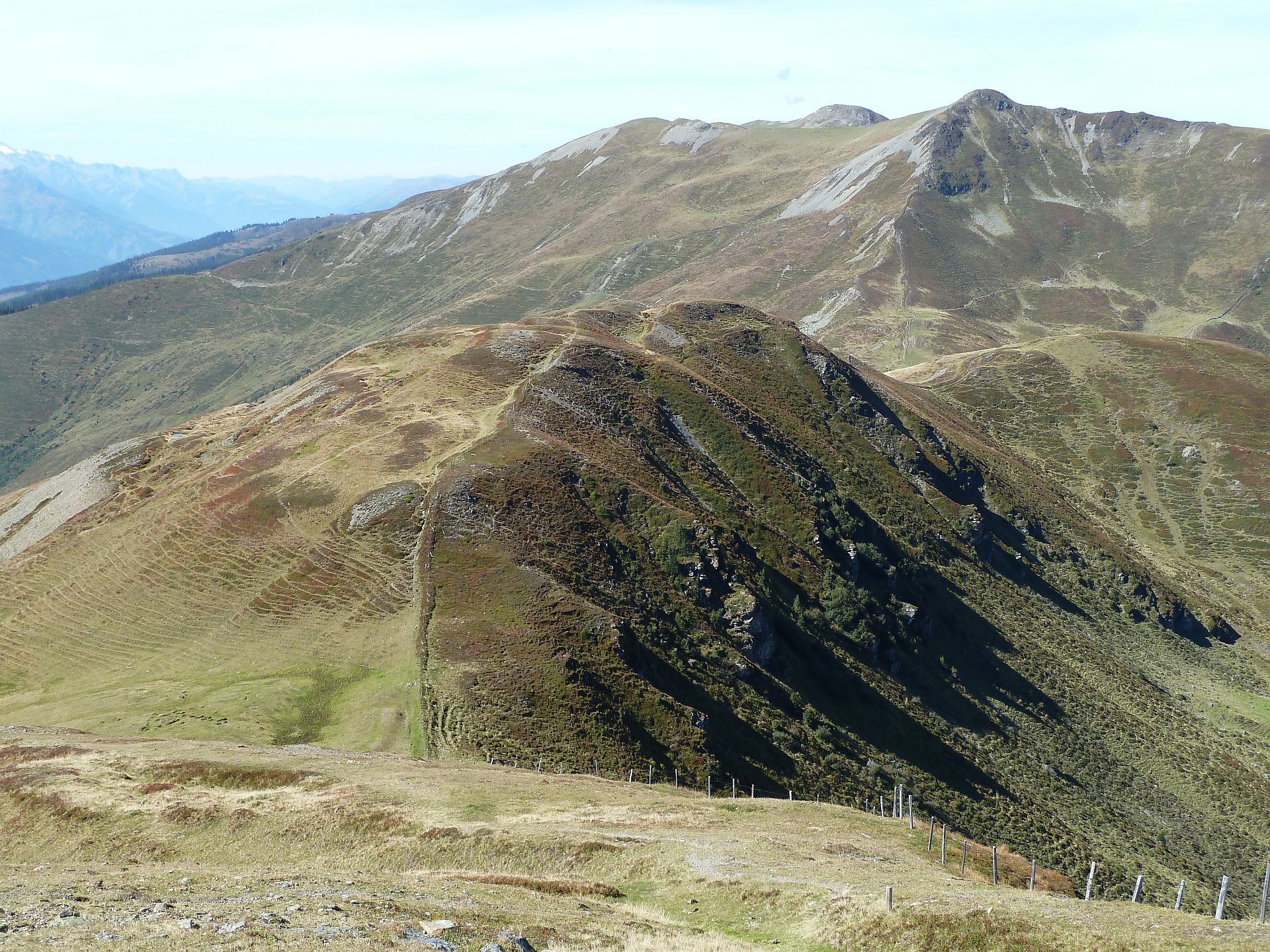 Im oberen Bildteil links der Niedere Gernkogel, in der Mitte der Zirmkogel und rechts der Obere Gernkogel