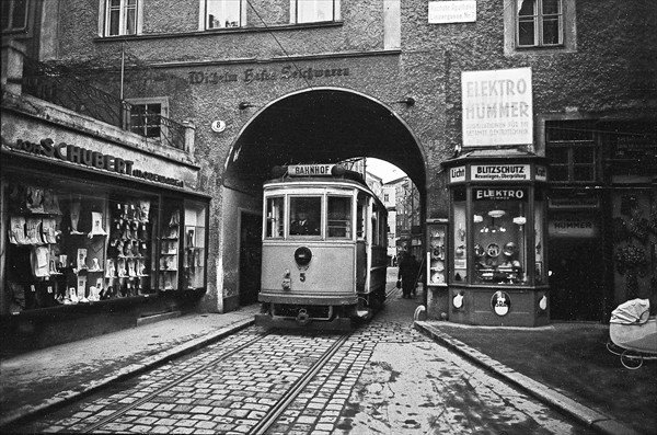 Datei:Gelbe Elektrische letzte Fahrt Sauterbogen.jpg