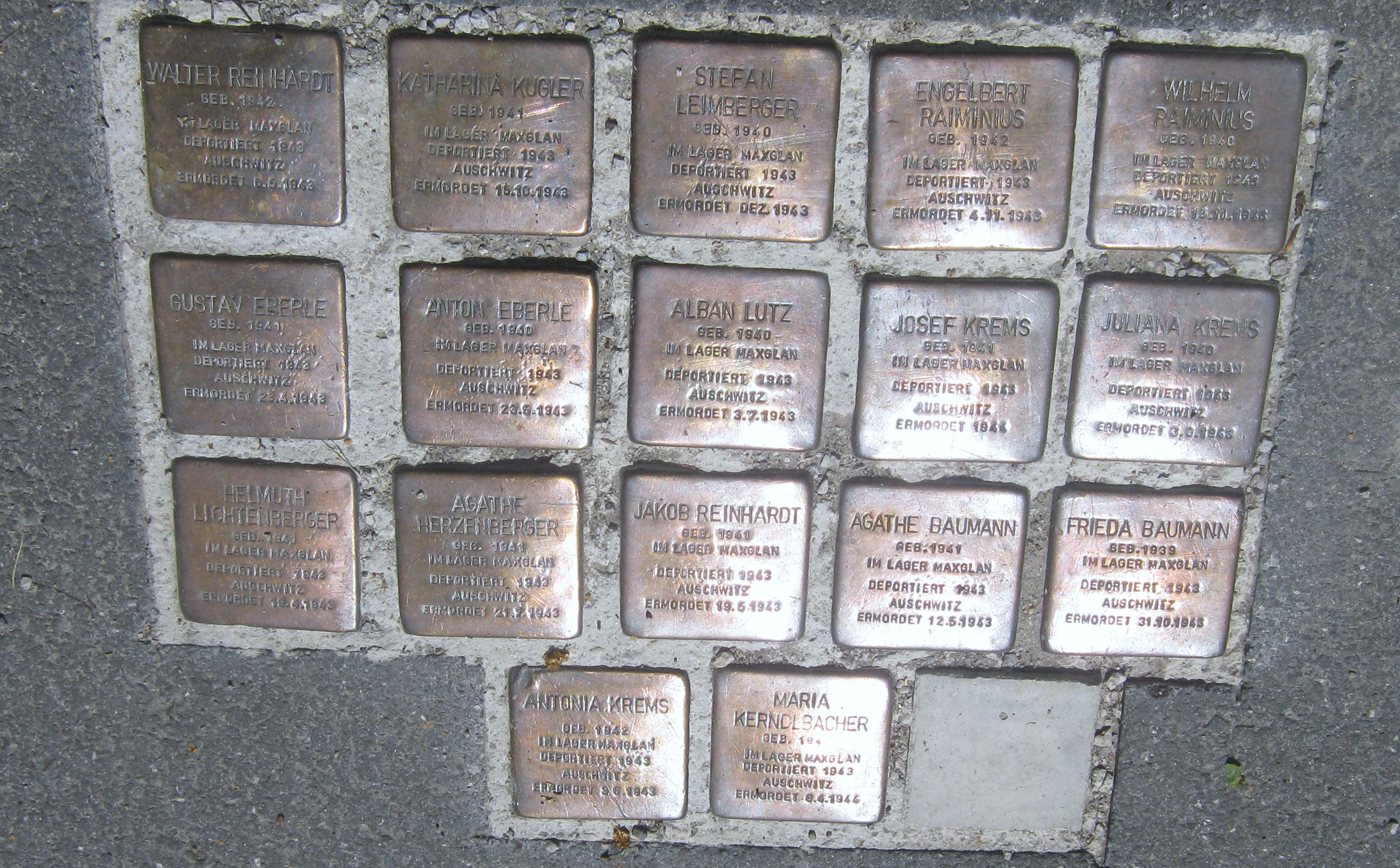 Stolperstein für die Opfer des Zigeunerlager Maxglan am Schwarzgrabenweg