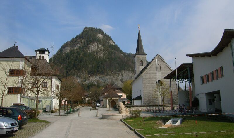 Datei:Kirchenplatz Fuschl am See.jpg
