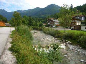 Gaißau, mit Blick ins Mörtlbachtal samt Mörtlbach.jpg