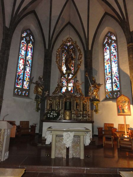 Datei:Pfarrkirche Kuchl, Altarraum.jpg