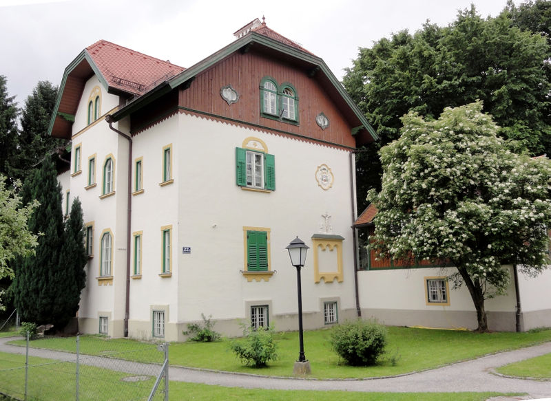 Datei:Stadtpfarramt Itzling Westseite.jpg