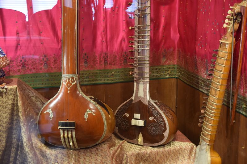 Datei:Musikinstrumente-Museum der Völker 05.jpg