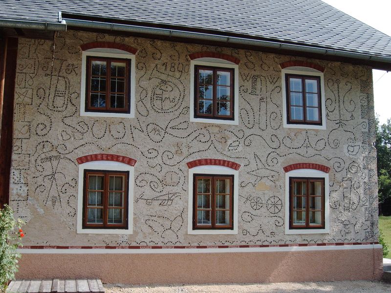 Datei:Kriechbaumgut Thalgau, Schlackenputz.jpg