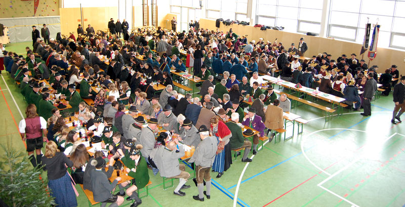 Datei:Festgäste in der Halle.jpg