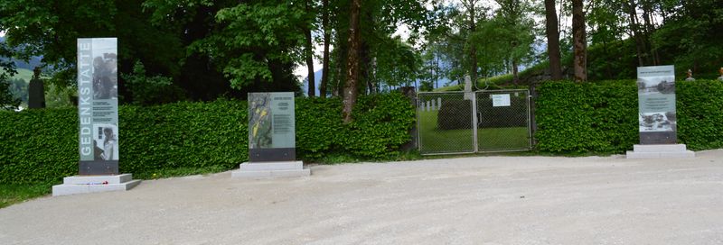 Datei:GlasstelenRussenfriedhofSt.J..JPG