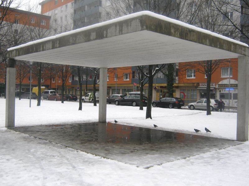 Datei:Mahnmal Südtiroler Platz.jpg
