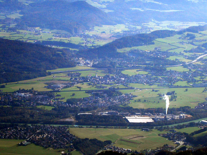 Datei:Oberalm vom Untersberg.jpg