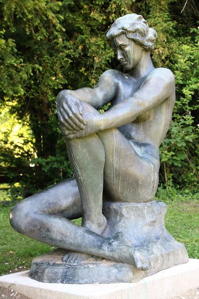 Datei:Sitzendes Mädchen.jpg