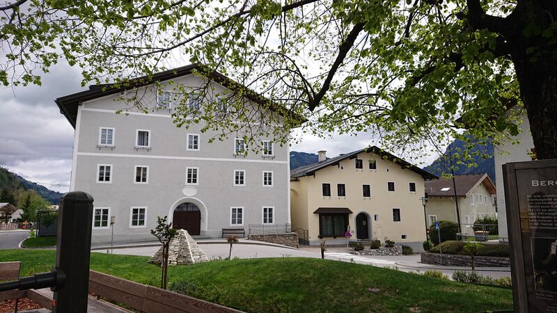 Datei:Obermaierhaus und Peckenhaus.jpg