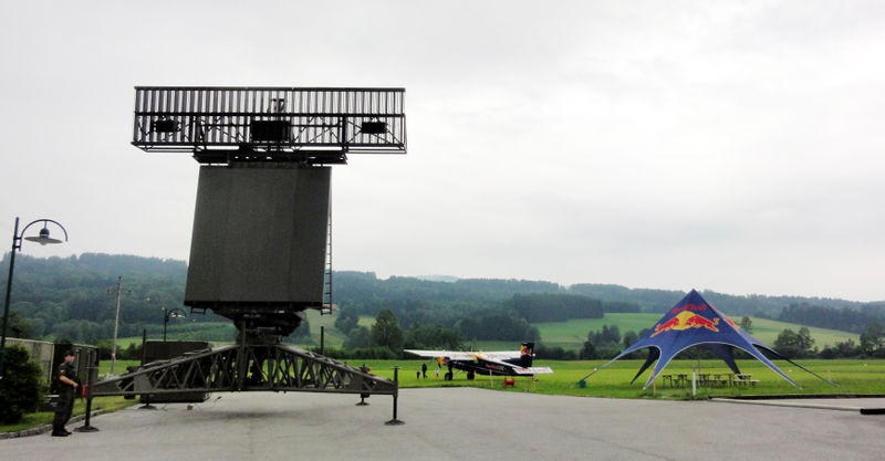 Datei:Flugfeld mit Radaranlage.JPG
