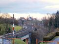 Westbahnstrecke beim Bahnhof Eugendorf mit Ausblick auf Mühlberg.jpg