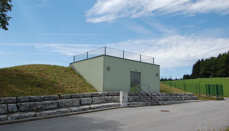 Datei:Steuerungsanlage und Wasserspeicher.JPG