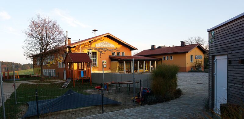 Datei:Volksschule Schleedorf.jpg