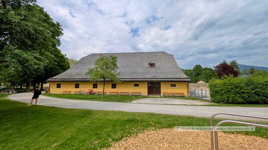2025 05 03 Hellbrunn Stadl bei Spielplatz 01.jpg