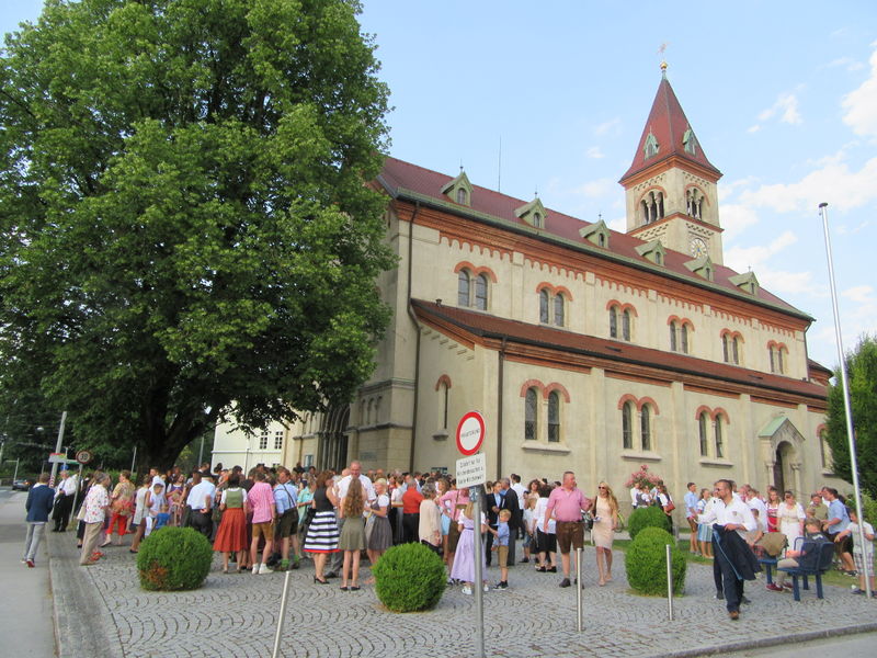 Datei:Firmung 2017 in Itzling.JPG